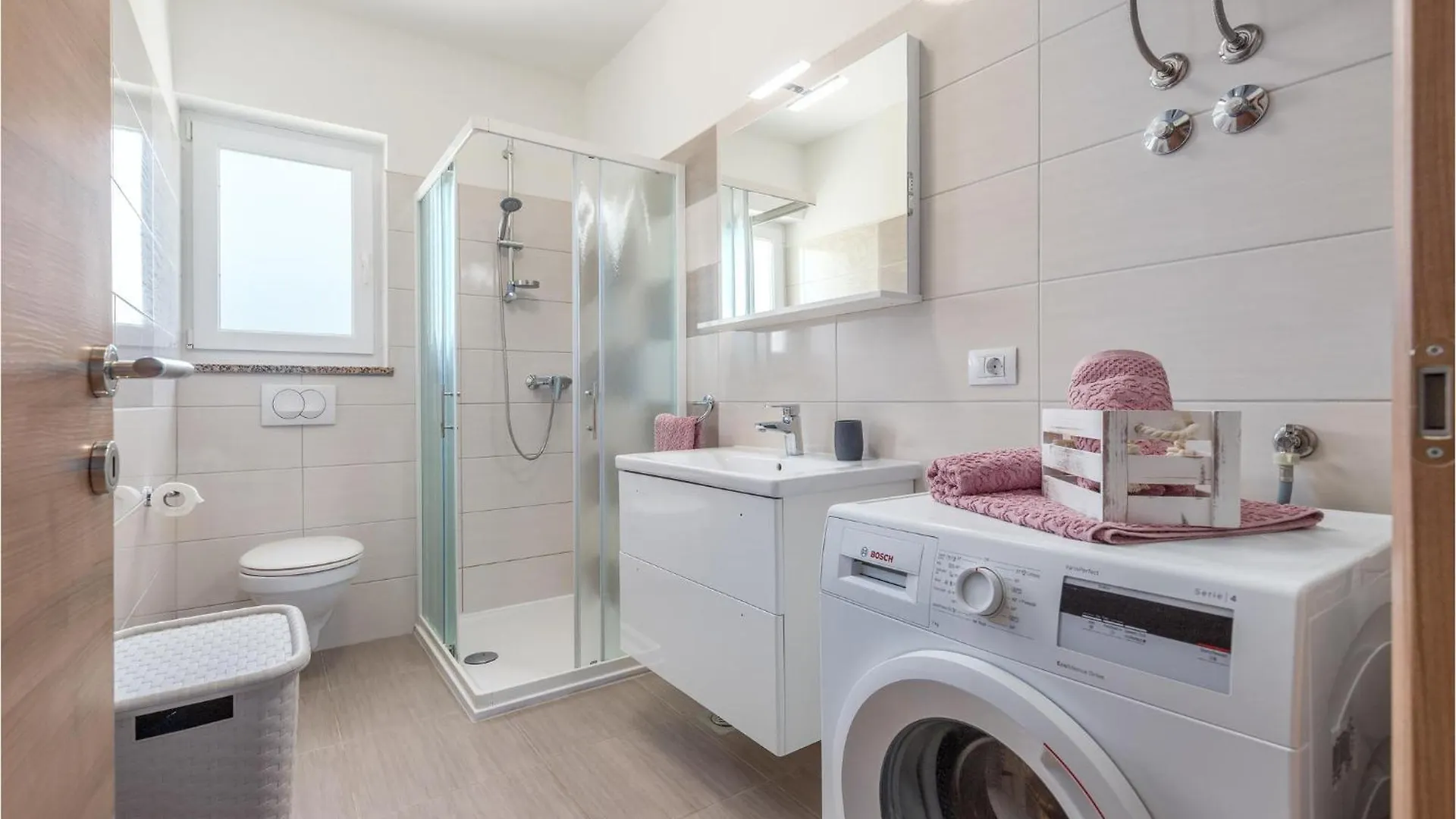 Awesome Home In Orihi With Kitchen