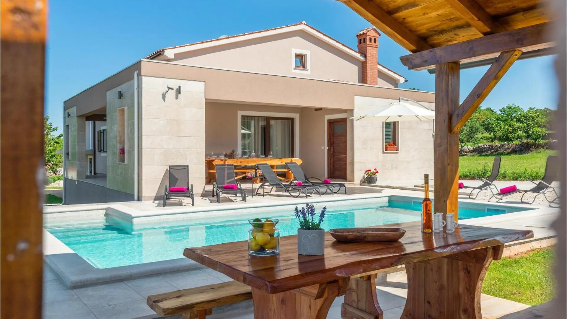 Awesome Home In Orihi With Kitchen 0*,  Croazia