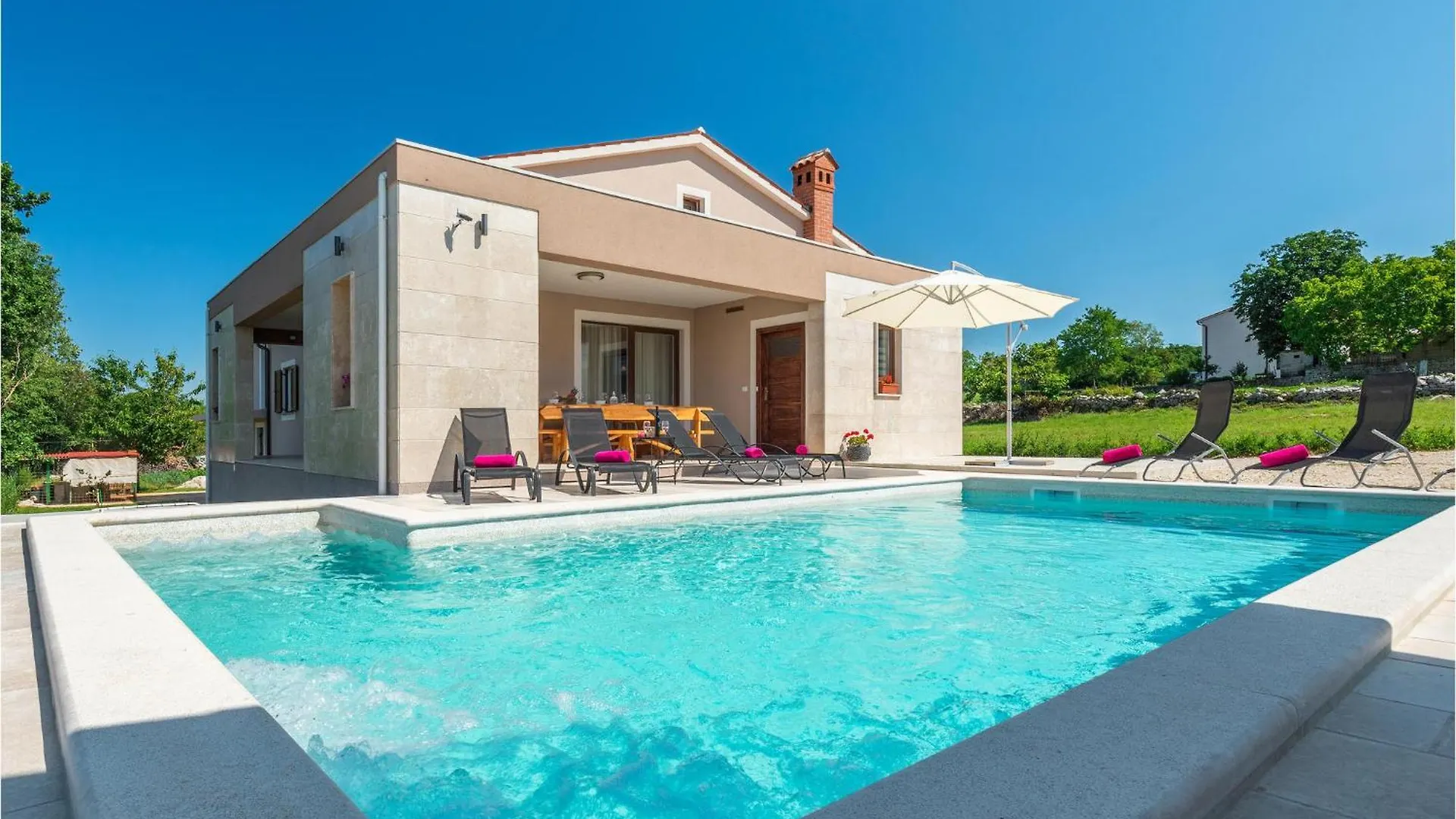 Awesome Home In Orihi With Kitchen